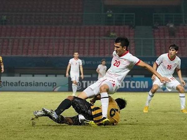 U19 Malaysia để lại tiếng xấu sau pha đạp gãy chân đối thủ
