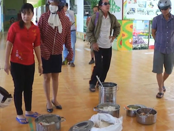 Vụ trẻ ăn cơm mốc, đầu cá: Kết luận khó hiểu của công an