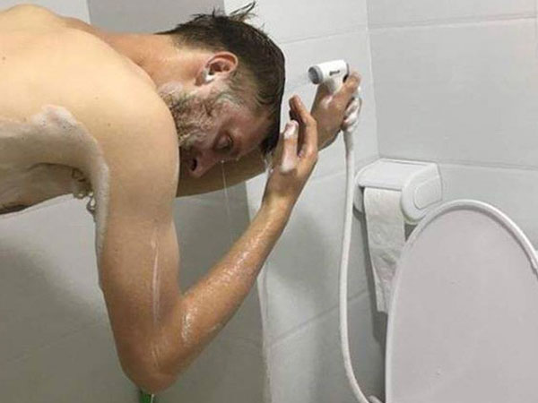 Anh Tây đăng ảnh trách móc 'vòi hoa sen' Việt Nam đạt kỷ lục tương tác trên mạng xã hội