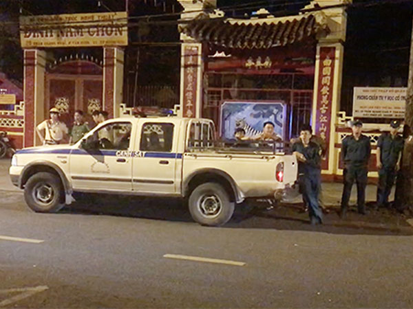 Cảnh sát bao vây nhà hàng ở Sài Gòn có tiếp viên bán dâm
