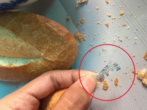 Dân mạng nổi da gà với cô gái ăn bánh mì bò kho suýt thành trò nuốt lưỡi dao lam kinh dị