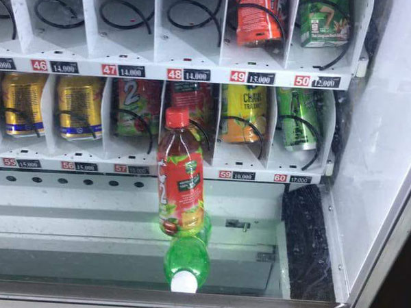 Dân mạng trình bày: Đến việc mua chai nước cũng bị cây bán hàng tự động bắt nạt thế này đây