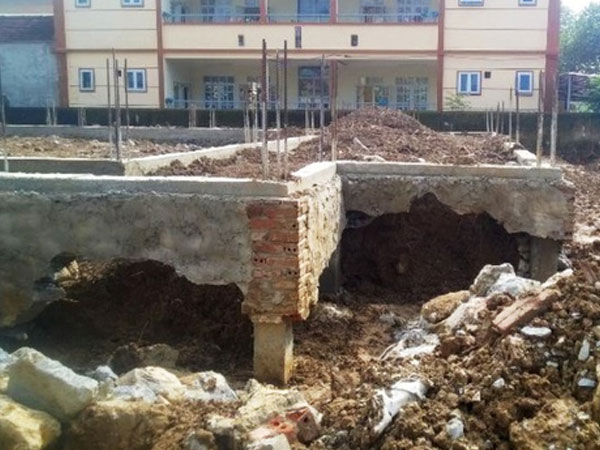 Đang thi công công trình Trung tâm văn hóa 2,9 tỉ đồng, móng bỗng nứt toác