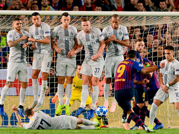 Messi bật cười với pha nằm sân cản đá phạt của sao Inter