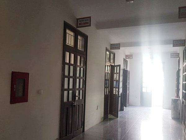 Trưởng phòng tổ chức bệnh viện ném ghế về phía nữ đồng nghiệp