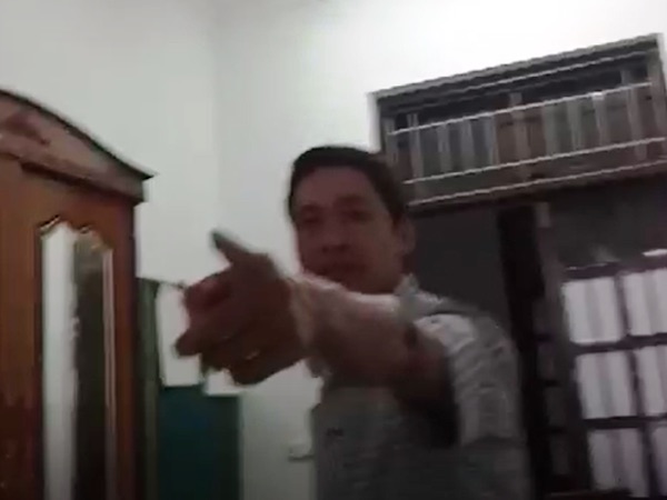 Trưởng phòng vung ghế, ném giày vào nữ đồng nghiệp tường trình gì?