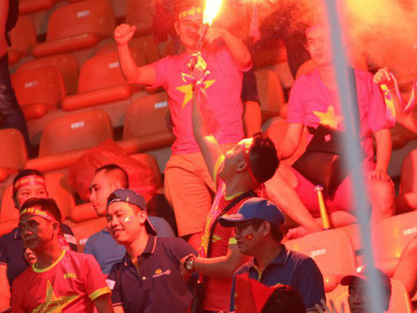 Tuyển Việt Nam sẽ phải đá sân trung lập tại AFF Cup 2018 nếu để CĐV đốt pháo sáng