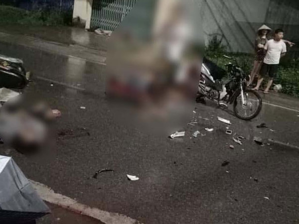 Xe máy đấu đầu kinh hoàng, 7 người thương vong