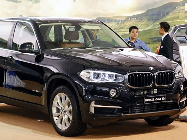 BMW, Mercedes giảm giá 50%: Điều quyết định đang được mong chờ