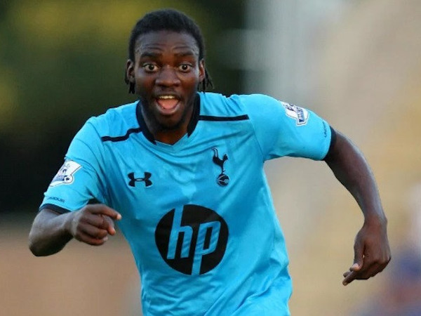 Cựu cầu thủ Tottenham bị sa thải vì mang mã tấu đến sân tập