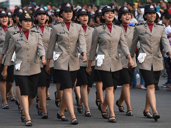 Indonesia: Nữ cảnh sát phải … còn trinh