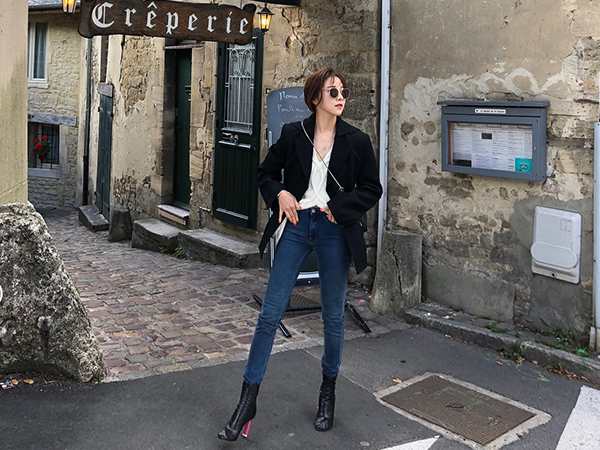 Jeans + blazer: Có 3 tips để giúp bạn trông thanh lịch hơn khi mặc bộ đôi này