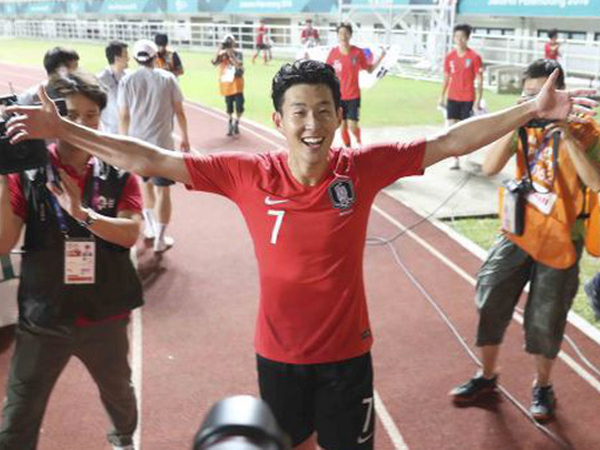 Không đi nghĩa vụ, Son Heung-min quyên góp hàng tỉ đồng cho quân đội Hàn Quốc