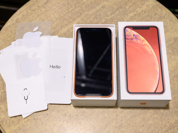 Mở hộp iPhone XR đầu tiên về Việt Nam