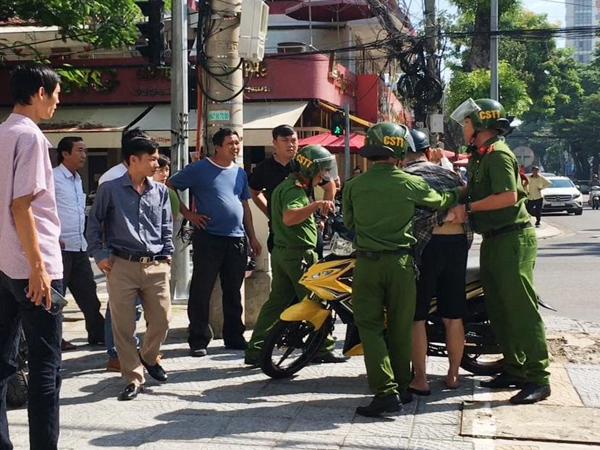 Nam thanh niên chở bạn gái vượt đèn đỏ, đạp 2 CSGT ngã nhào xuống đường