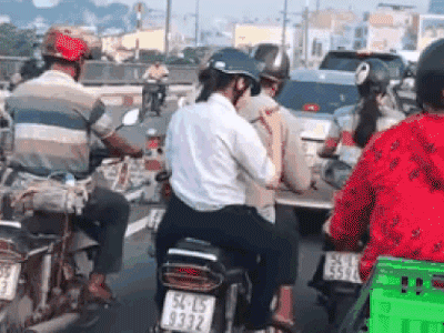Nữ sinh bình tĩnh nhất năm: Ngồi sau xe bố đánh chén bữa sáng có đầy đủ bát đũa như ở tiệm!