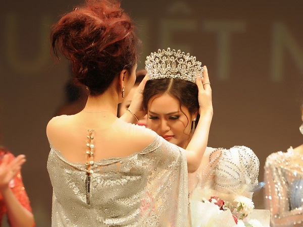 Thống kê các màn ngất xỉu gây sốc không kém Tân Hoa hậu của Miss Grand International 2018