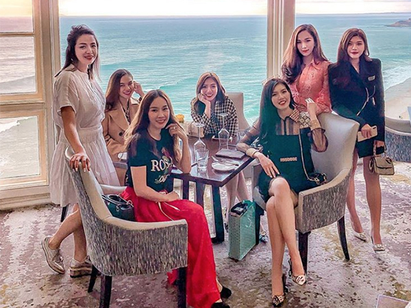 Tiểu thư Rich Kid Việt đăng ảnh với hội bạn thân, dân tình nóng lòng muốn biết danh tính từng người
