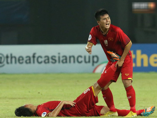 Tuyển thủ U19 Việt Nam lo lắng kêu cứu khi thấy đồng đội gục trên sân sau trận thua U19 Hàn Quốc