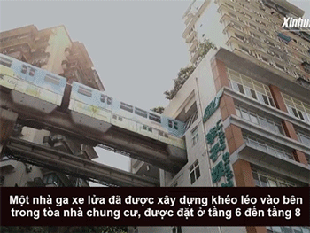 Video: Kỳ lạ đoàn tàu điện chạy xuyên qua tòa nhà 19 tầng