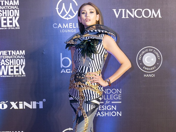 Võ Hoàng Yến kín như bưng trên thảm đỏ khai mạc Vietnam International Fashion Week