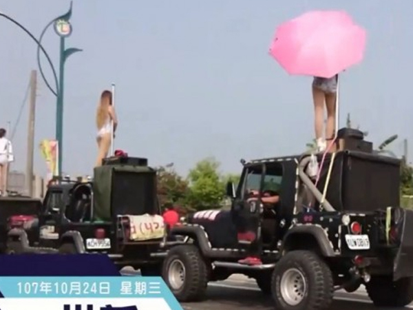 Vũ công mặc bikini bị hất văng lên vỉa hè khi đang múa cột trên xe jeep