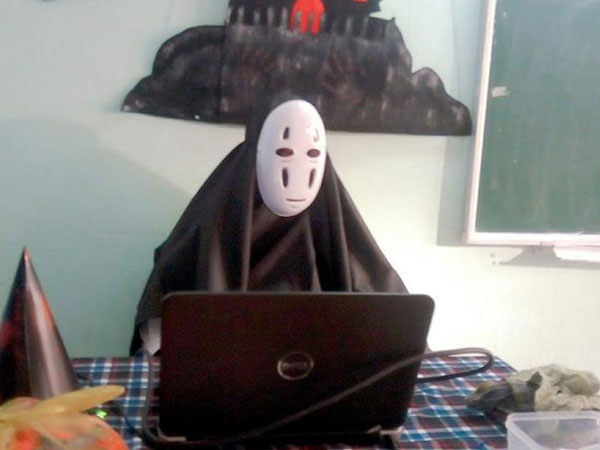 Chất như thầy giáo trường người ta: Nhập vai Vô Diện và tổ chức tiệc Halloween cho học sinh