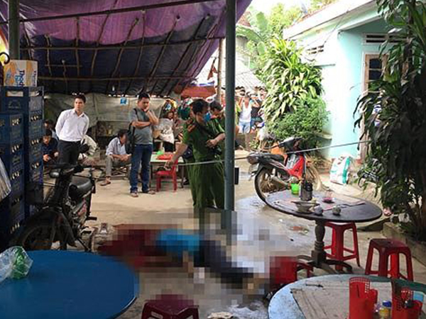 Chém xối xả vào đầu hàng xóm ngay trong quán ăn