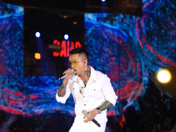 Đang say sưa biểu diễn trong liveshow, Tuấn Hưng bất ngờ dừng lại để can ngăn khán giả xô xát
