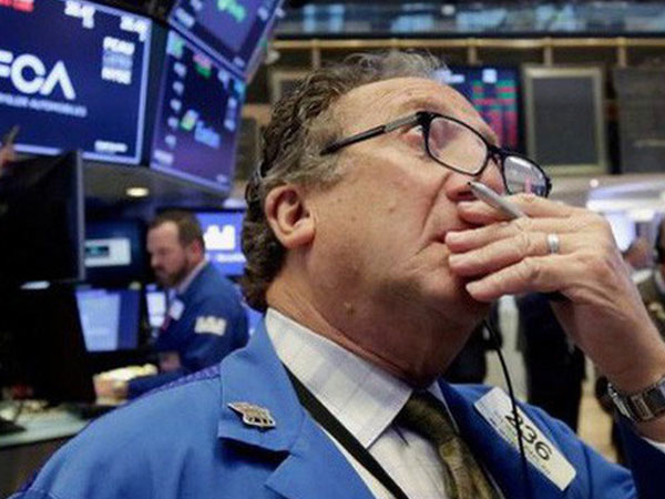 Dow Jones giảm gần 300 điểm, lại là một phiên giao dịch đầy màu đỏ với các nhà đầu tư Mỹ
