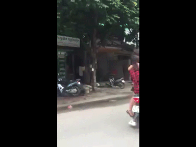 Xôn xao cảnh 5 kiều nữ đầu trần đu bám trên chiếc xe máy lao vun vút ở Hà Nội