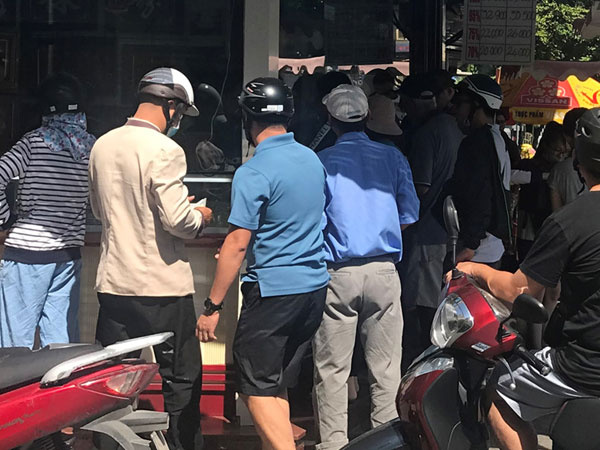 'Chợ đen' mua bán USD vẫn nhộn nhịp dù có thể bị phạt 90 triệu