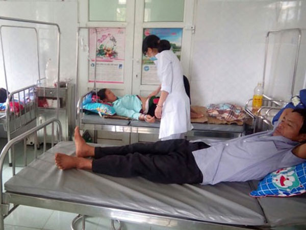 Mổ trâu liên hoan nhà mới, 42 người phải nhập viện