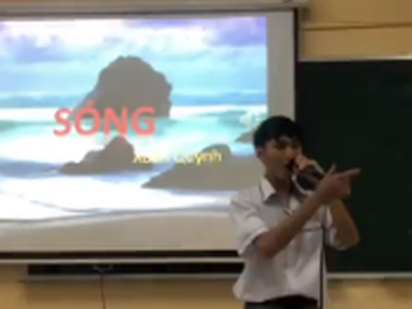 Nam sinh Sài Gòn 'bắn' rap cực chất trên lớp, nghe kỹ hoá ra 'lyrics' chính là bài thơ Sóng của Xuân Quỳnh