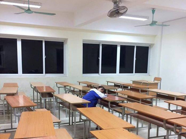 Ảnh nữ sinh ngủ mê mệt hút hàng trăm chia sẻ, nhìn ra ngoài cửa sổ càng giật mình hơn