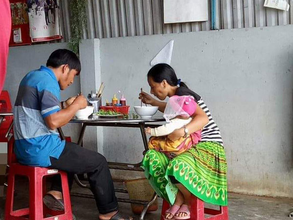 Bức ảnh chồng thản nhiên ngồi ăn trong khi vợ tay bế con, tay cầm đũa, chị em lại được phen tranh cãi kịch liệt