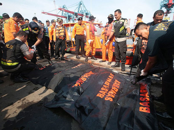 Đã vớt được 6 thi thể đầu tiên trong vụ máy bay rơi ở Indonesia
