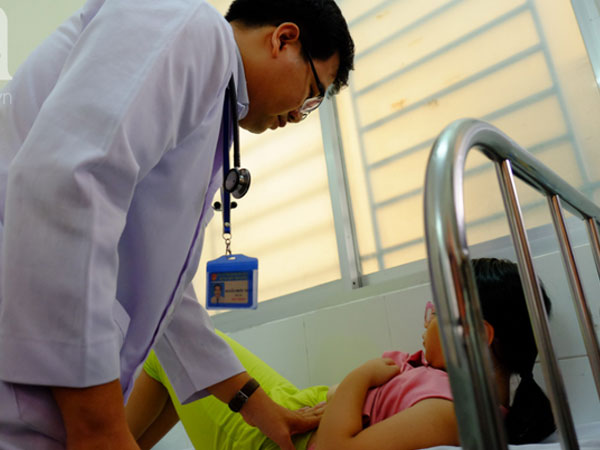 Đã xác định nguyên nhân ban đầu vụ hàng chục trẻ em bị ngộ độc sau khi ăn bánh mì chà bông gà ở TP.HCM