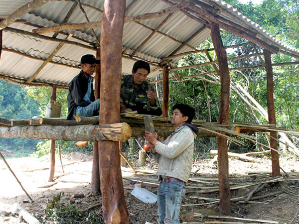 Dân dựng trại thay phiên bảo vệ gần 1.000 ha rừng