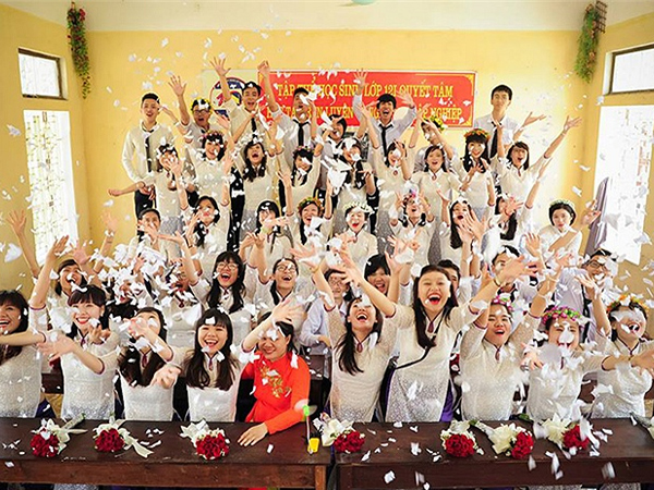 Dân mạng chia phe tranh cãi: Chụp kỷ yếu làm gì khi ra trường họp lớp không ai đi, mặt nhau chẳng nhớ