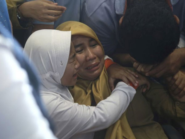 Hình ảnh thân nhân hành khách máy bay Indonesia lo lắng ngóng tin
