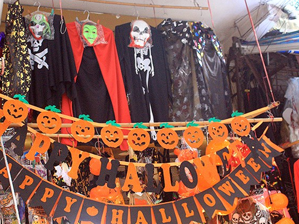 Phố Hàng Mã tràn ngập đồ chơi 'ma quỷ' rùng rợn trước lễ Halloween