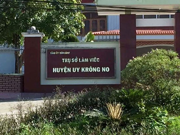 Trưởng ban Tổ chức Huyện ủy dùng hồ sơ của chú để... đi học!