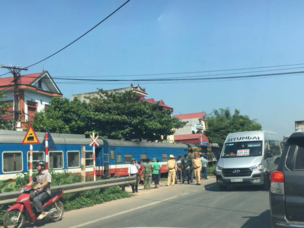 Bắc Giang: Tàu hỏa chở khách tông xe bồn, lái tàu gãy chân