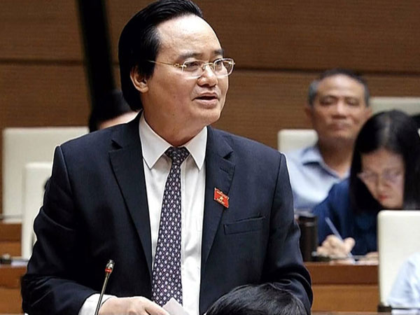 Bộ trưởng bị truy trách nhiệm về quy định đuổi học sinh viên bán dâm
