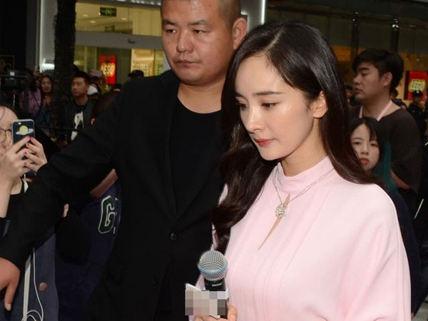 Đi sự kiện chứ không đi đám cưới bạn thân Đường Yên, Dương Mịch bị chỉ trích 'hám tiền quên bạn'