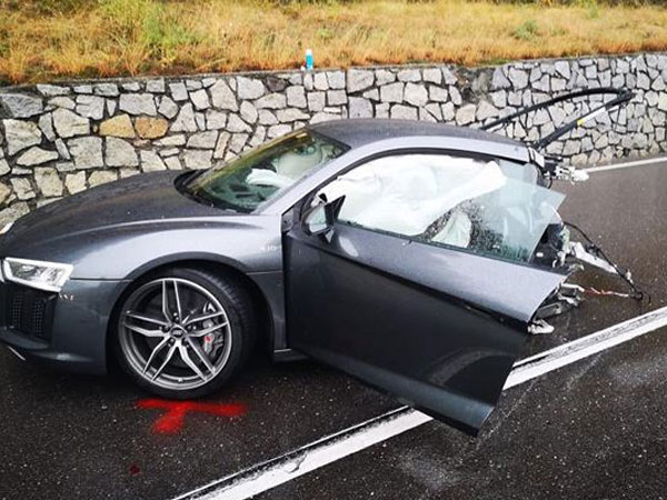Kinh hoàng Audi R8 bị 'xé đôi' sau tai nạn thảm khốc