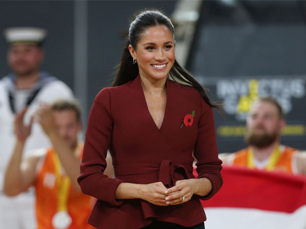 Lần đầu để tóc búi nửa, Công nương Meghan được cư dân mạng khen hết lời vì xinh lại cá tính