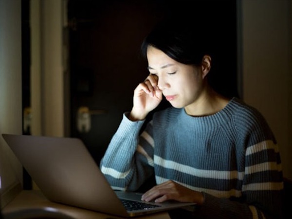 Người phụ nữ suýt bị mù vì xem 70 tập phim suốt một tuần