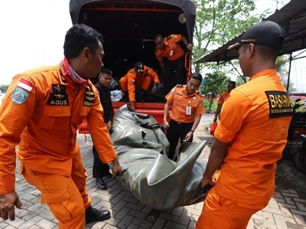 Những giả thuyết về nguyên nhân máy bay Indonesia rơi